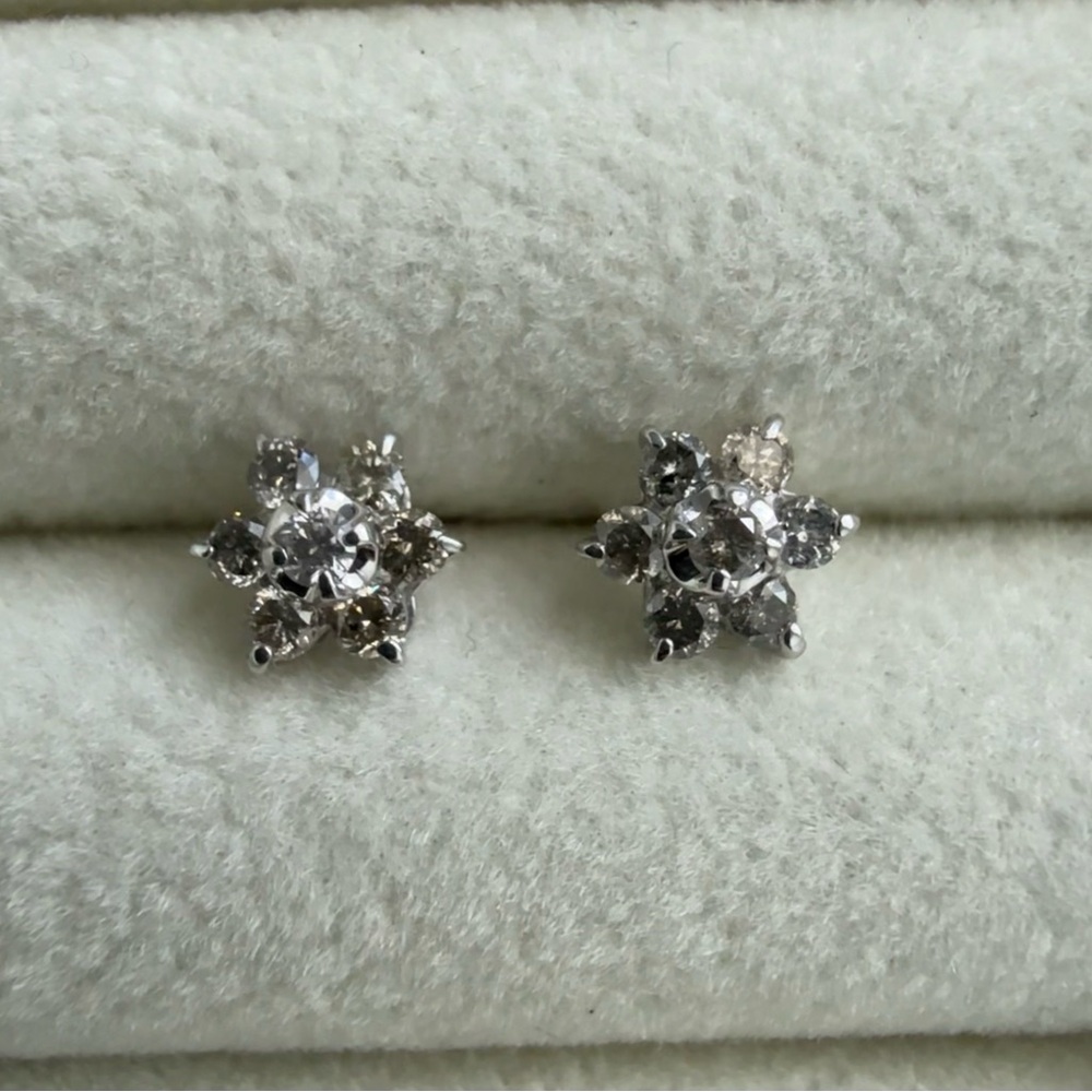 10K Solid White Gold Flower Diamond (0.4ctw) Stud Earrings